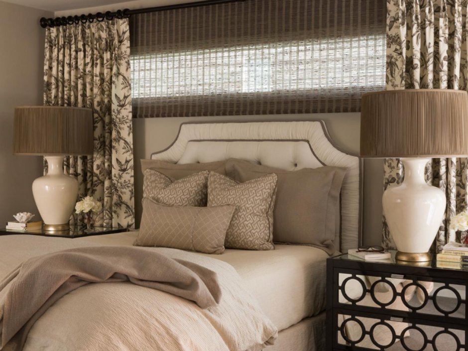 Шторы в изголовье кровати