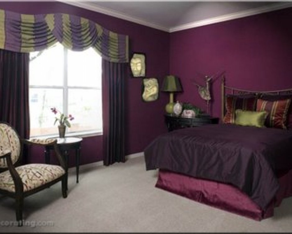Баклажановый цвет в интерьере спальни