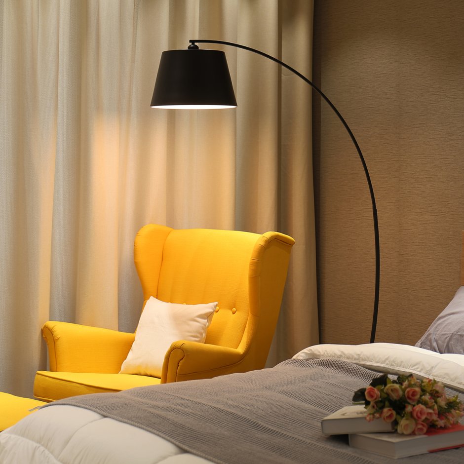 Гостиная с желтыми занавесками с торшером