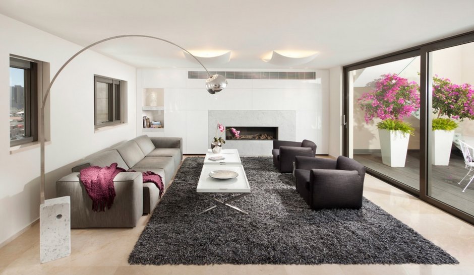 Торшер в интерьере гостиной в современном