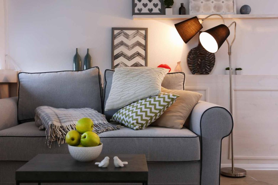 Торшер у дивана