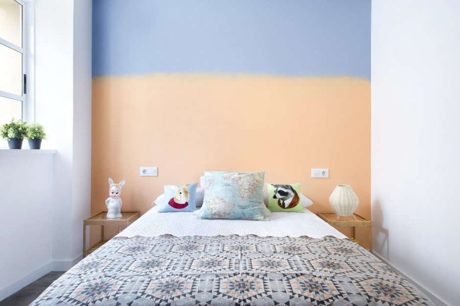 Покраска стен в спальне в два цвета