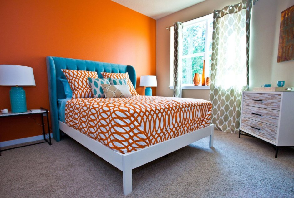 Оранжевая кровать в интерьере