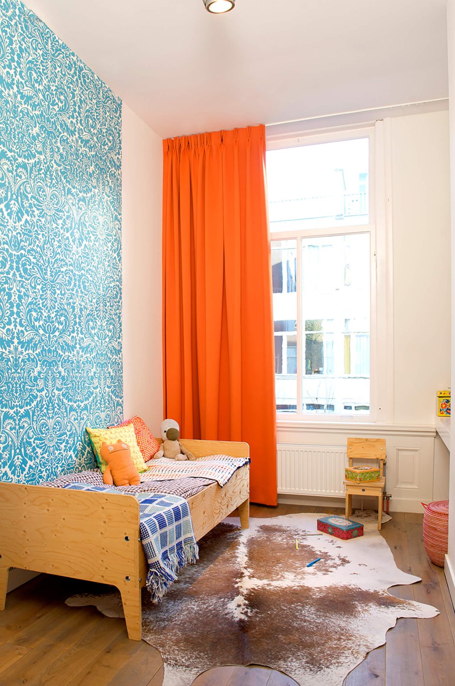 Оранжевые шторы в детской