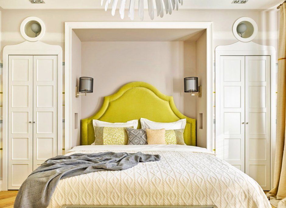 Спальня с нишей для кровати в классическом стиле