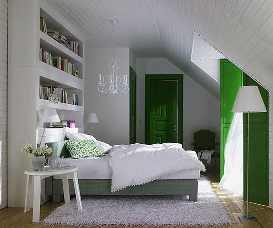Спальня на мансарде в зеленых тонах
