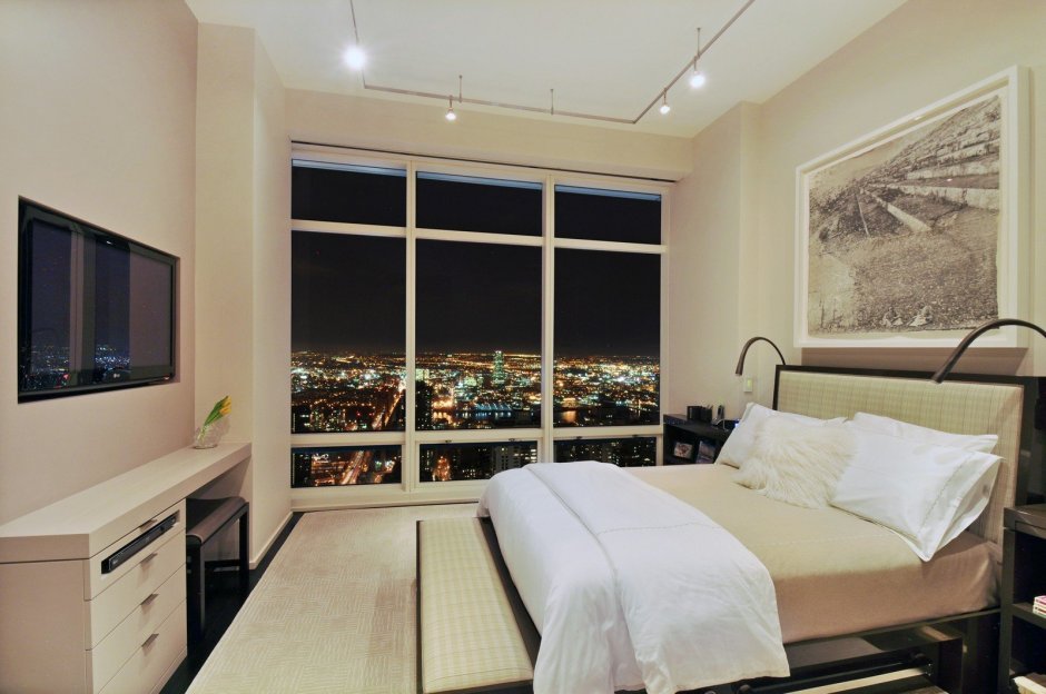 Спальня с панорамными окнами и большим телевизором