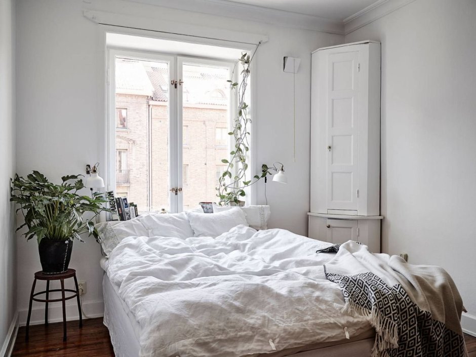 Небольшая спальня с панорамными окнами