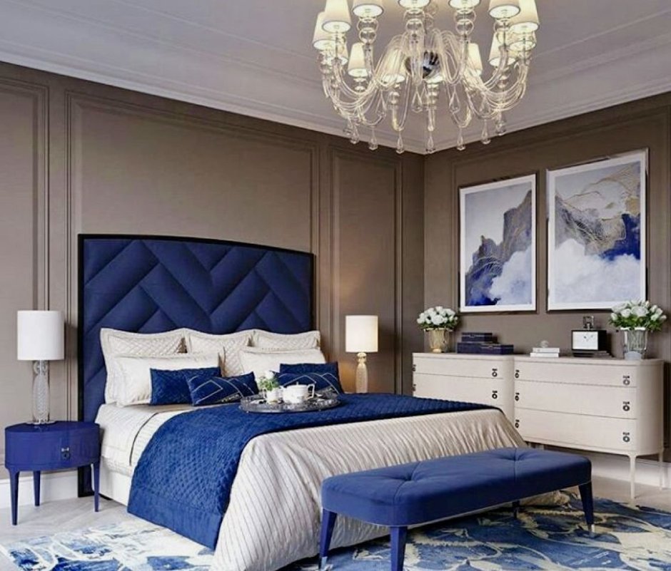 Синяя кровать в интерьере спальни