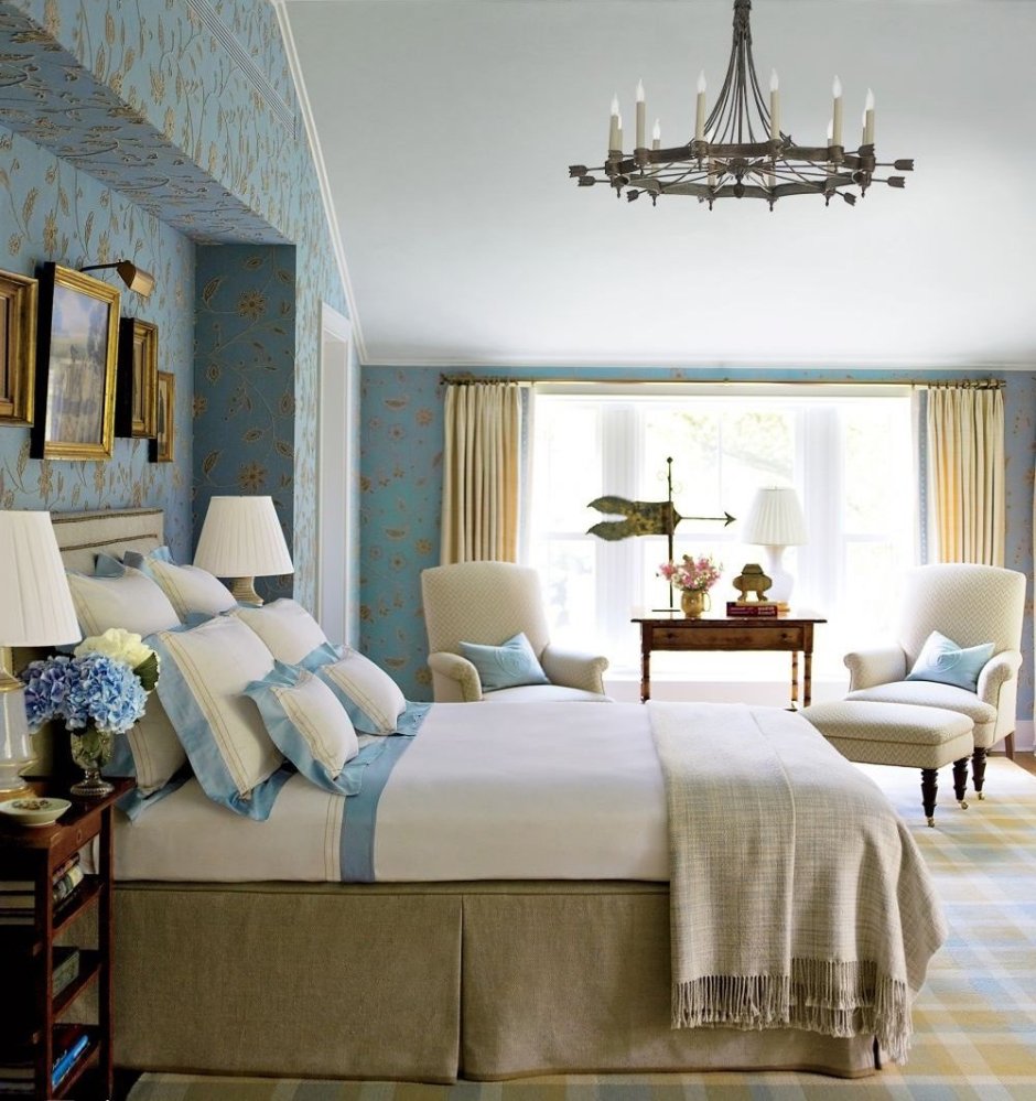 Голубые шторы в спальне