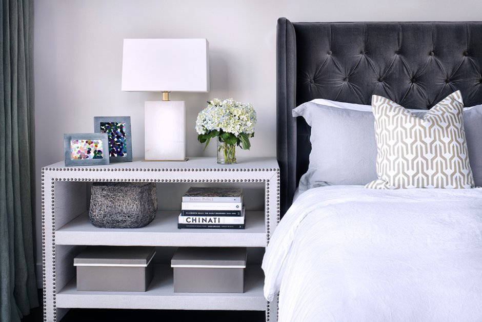 Часы в интерьере спальни