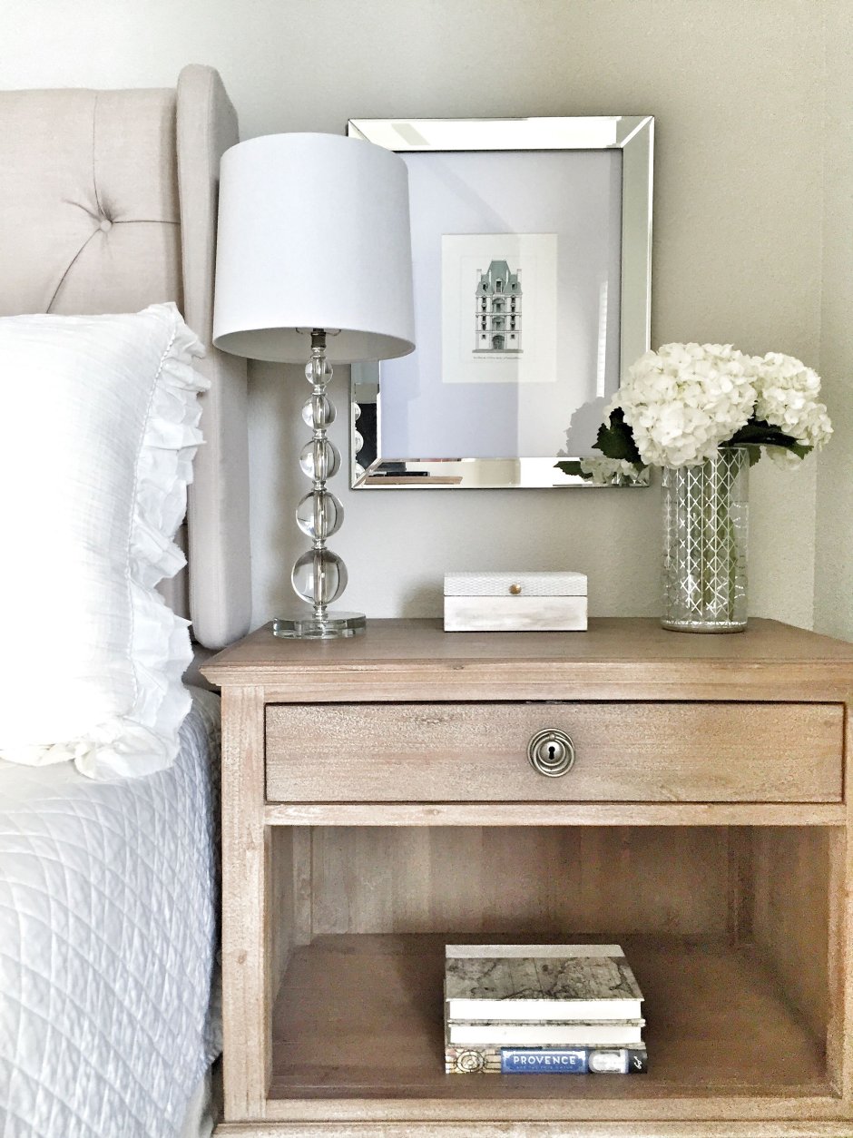 Декор на комоде в спальне