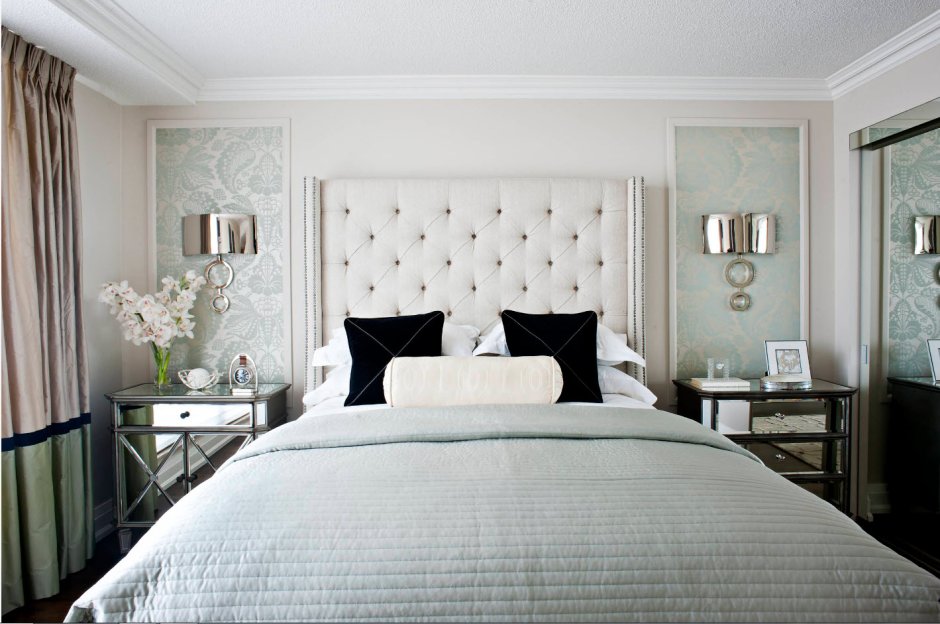 Кровать с белым изголовьем