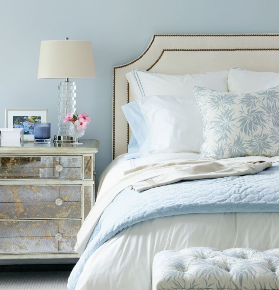 Кровать с разными тумбочками