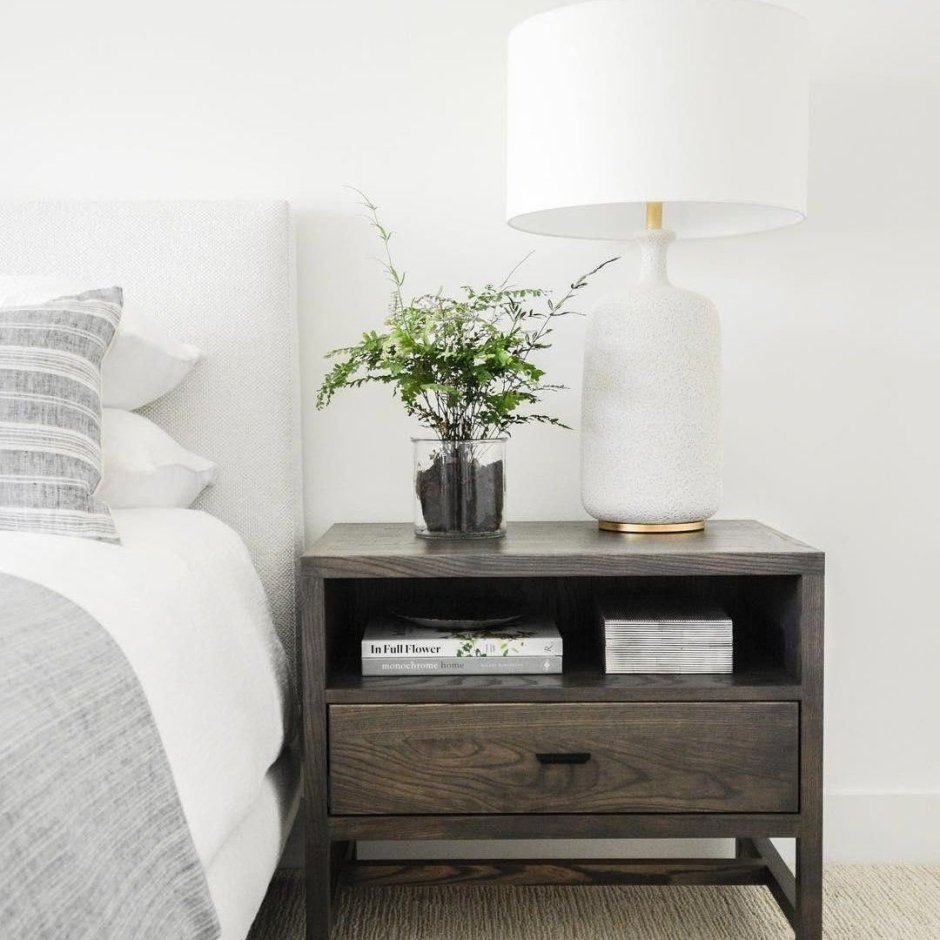Прикроватный столик в интерьере