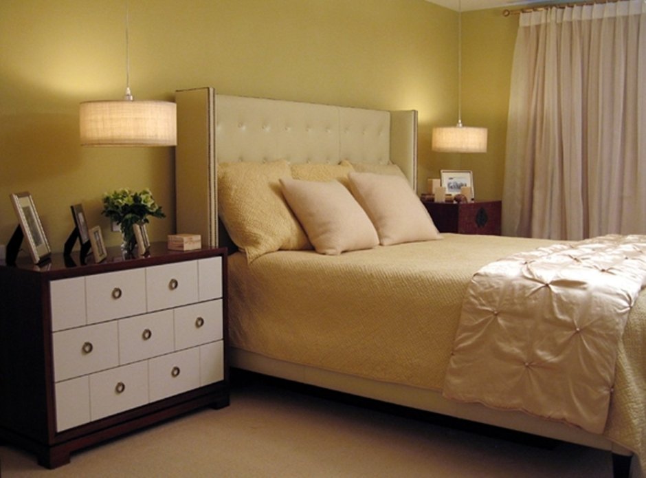 Спальня с молдингами на стенах