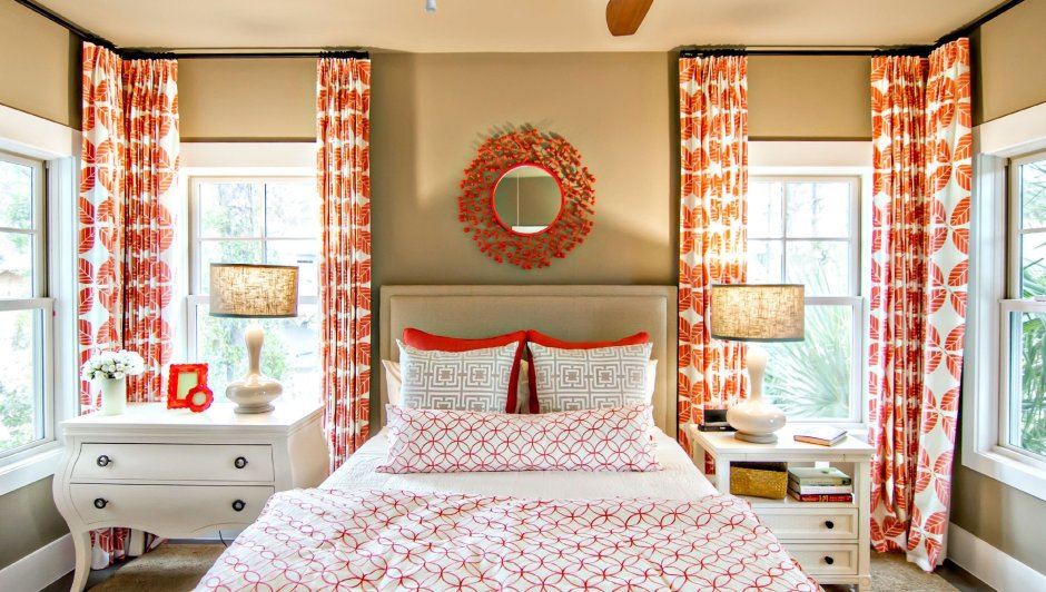 Оранжевые шторы в спальне