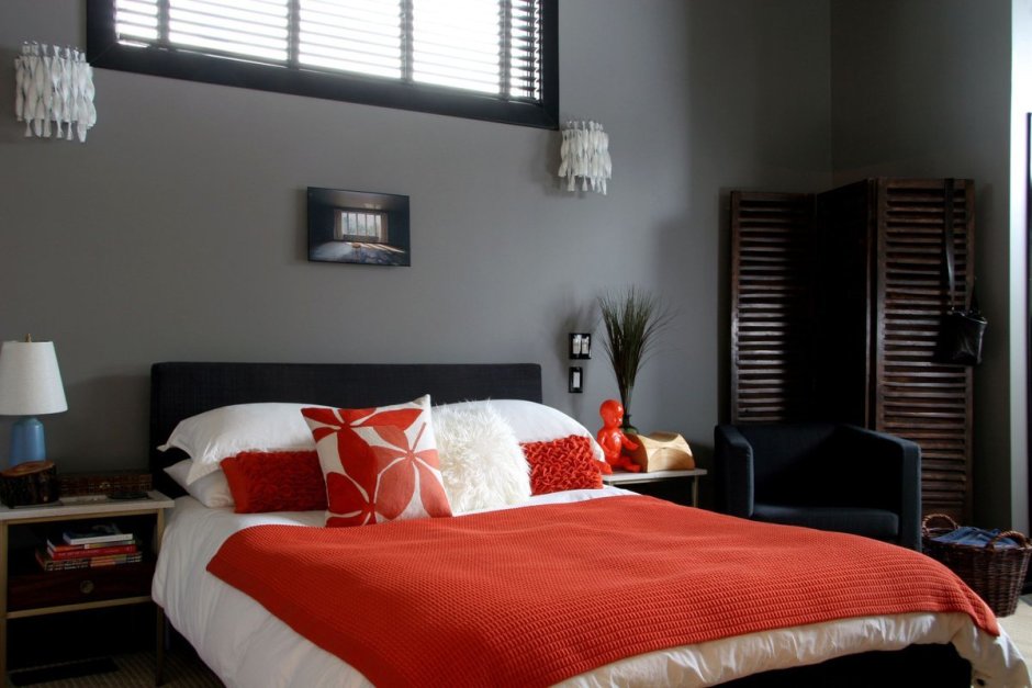 Спальня с бордовыми акцентами