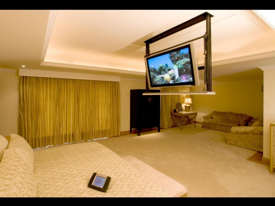 Телевизор на кронштейне в спальне