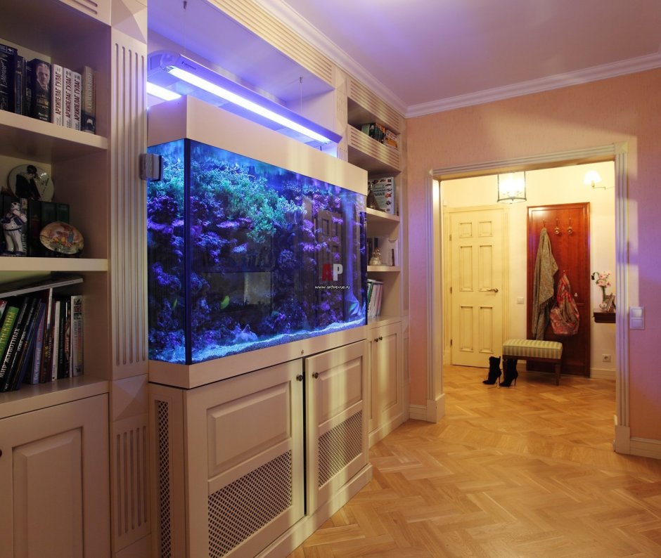 Аквариум в прихожей