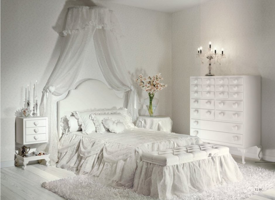 Комната для девочки с белой мебелью