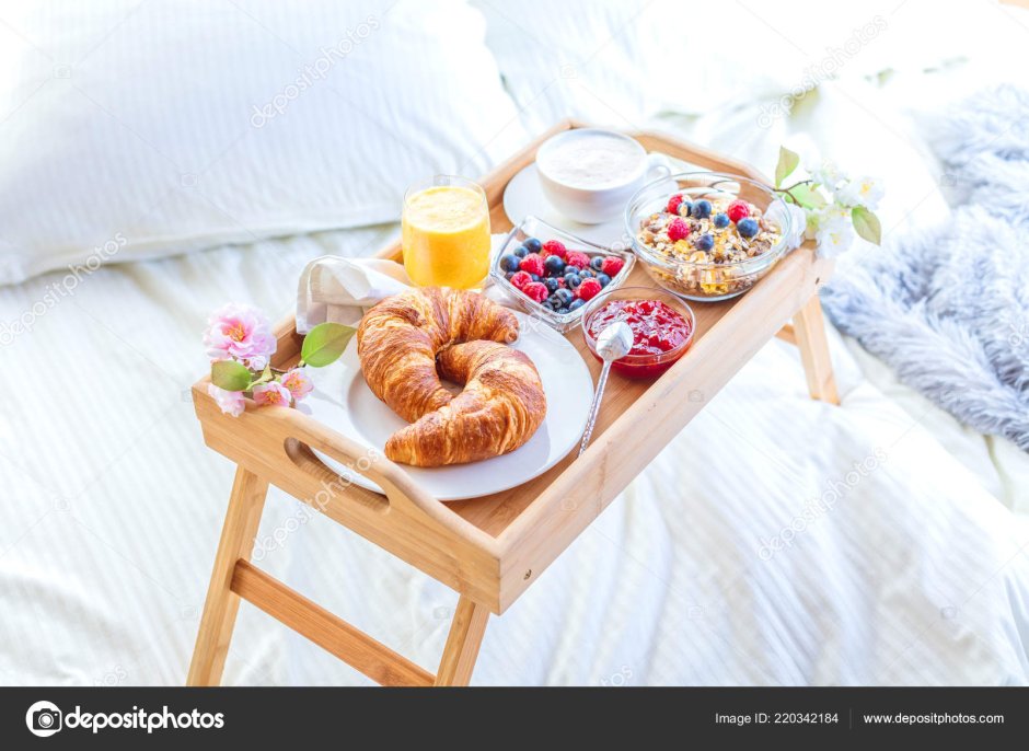 Красивый завтрак на подносе