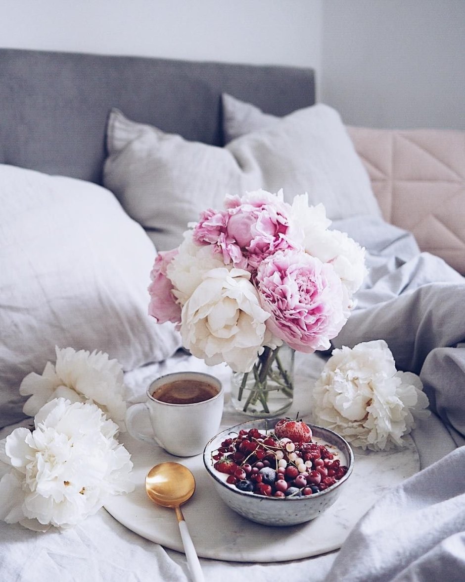 Цветы в постели утром