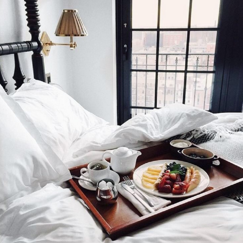 Завтрак в постель девушке