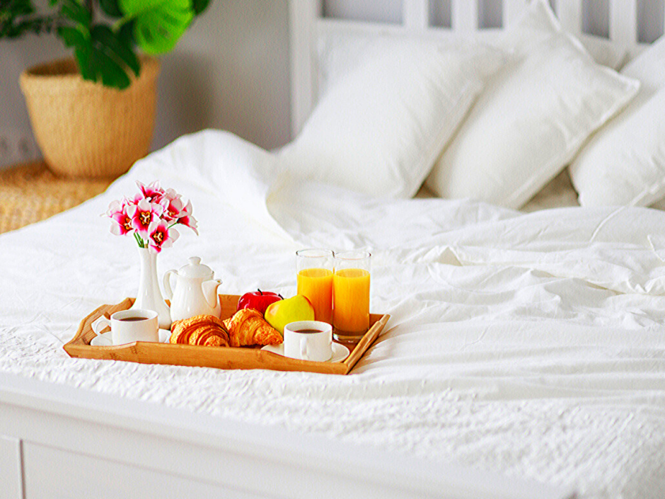 Кофе и фрукты в постель