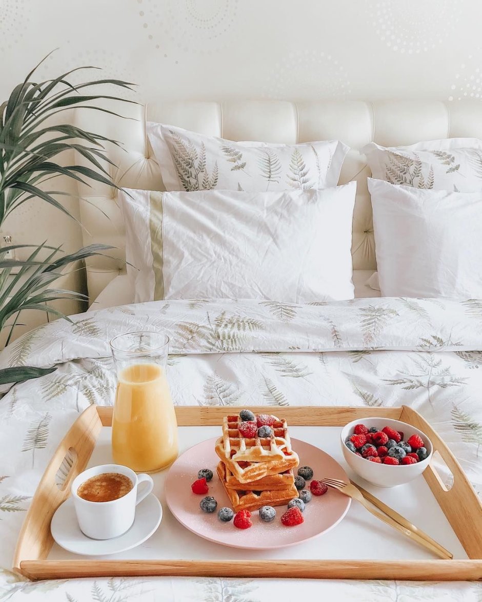 Цветы в постели утром