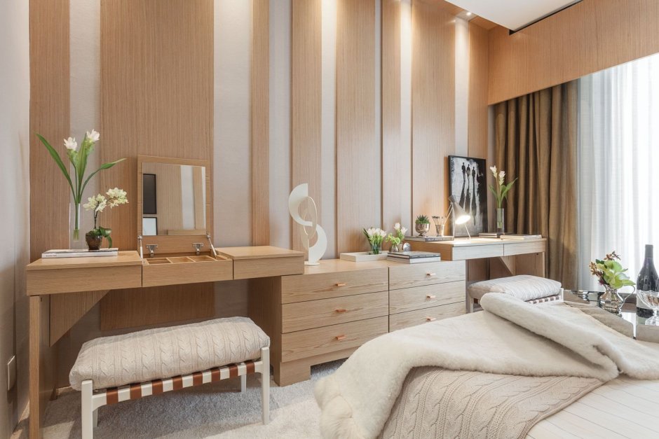 Туалетный столик напротив кровати