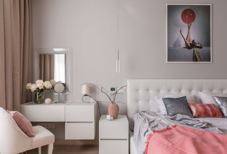 Спальня с телевизором и туалетным столиком