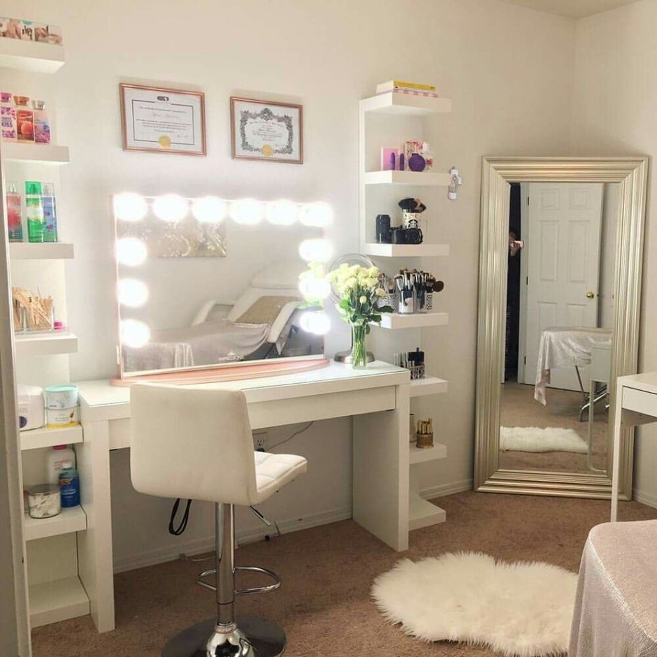 Комната подростка девочки с туалетным столиком