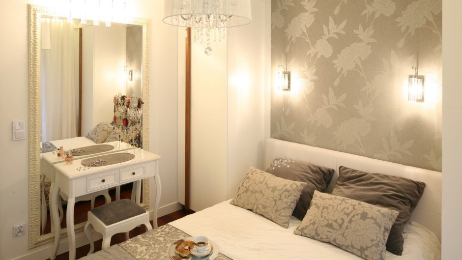 Бежевая спальня с белой мебелью