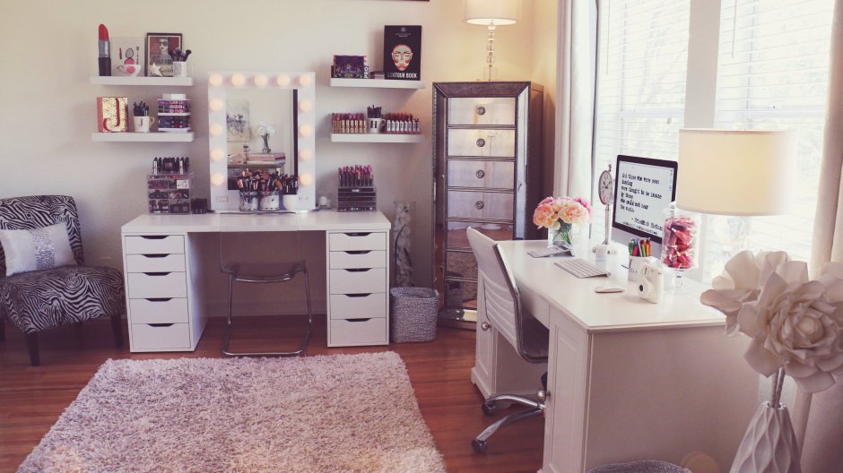 Телевизор перед кроватью