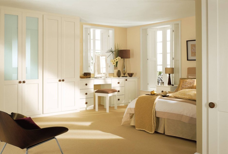 Столик с зеркалом для косметики в спальне