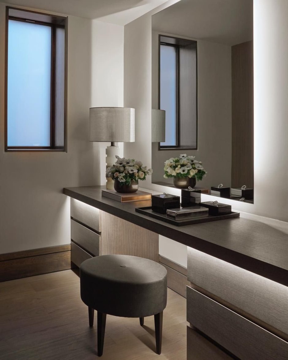 Столик для макияжа в спальню