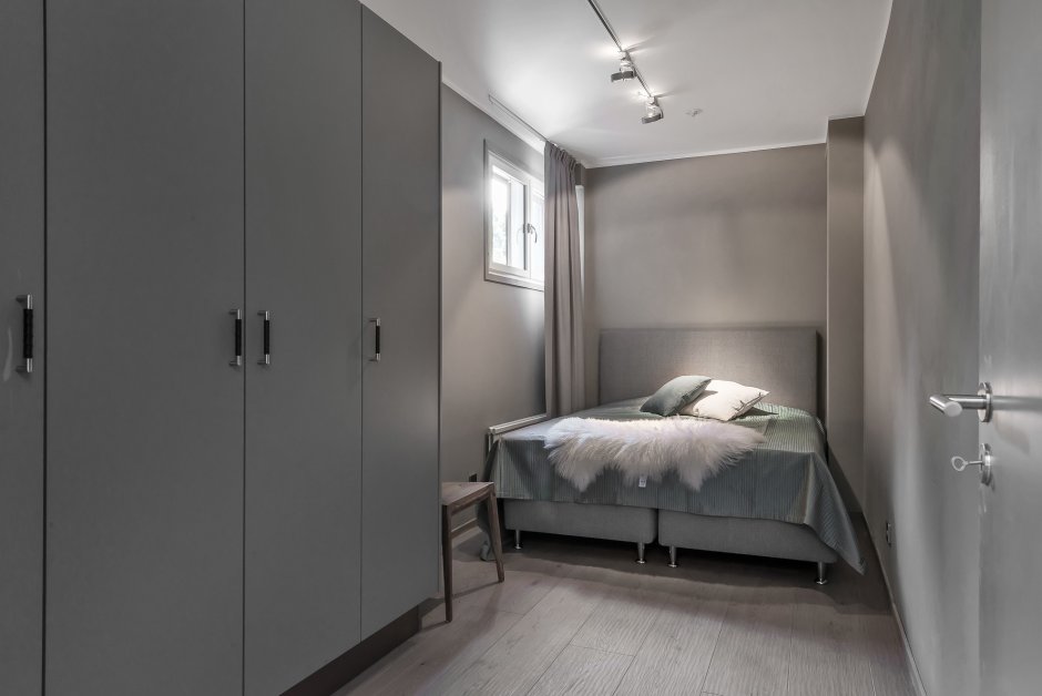 Серый шкаф в спальне