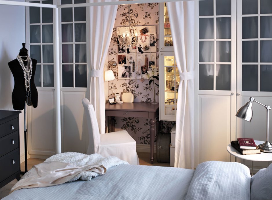 Шкаф купе за кроватью