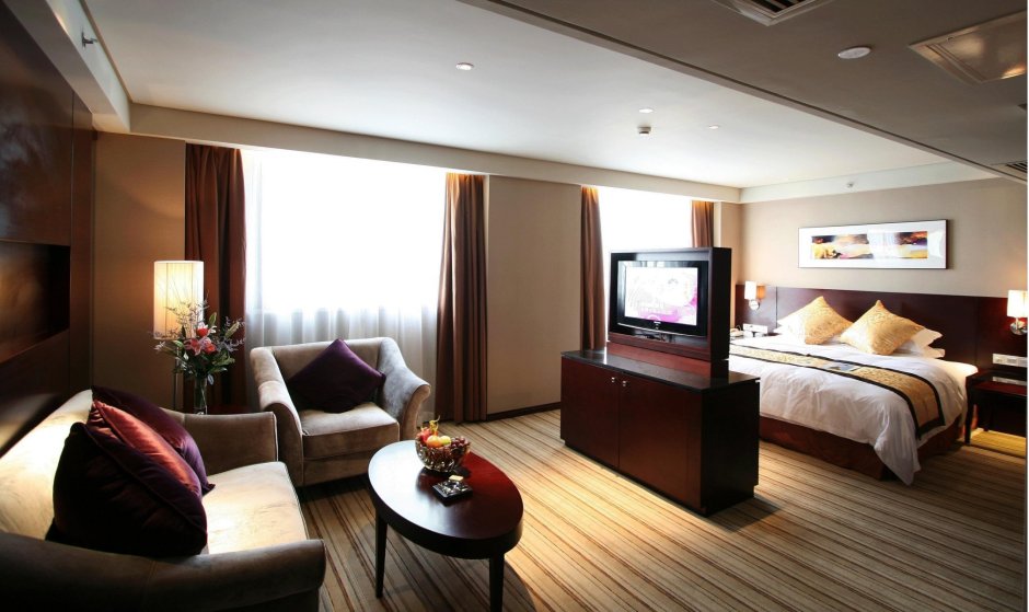 Комната с кроватью и диваном