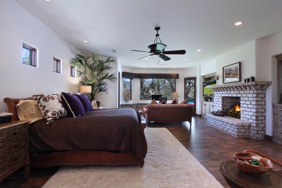 Спальня с камином и диваном