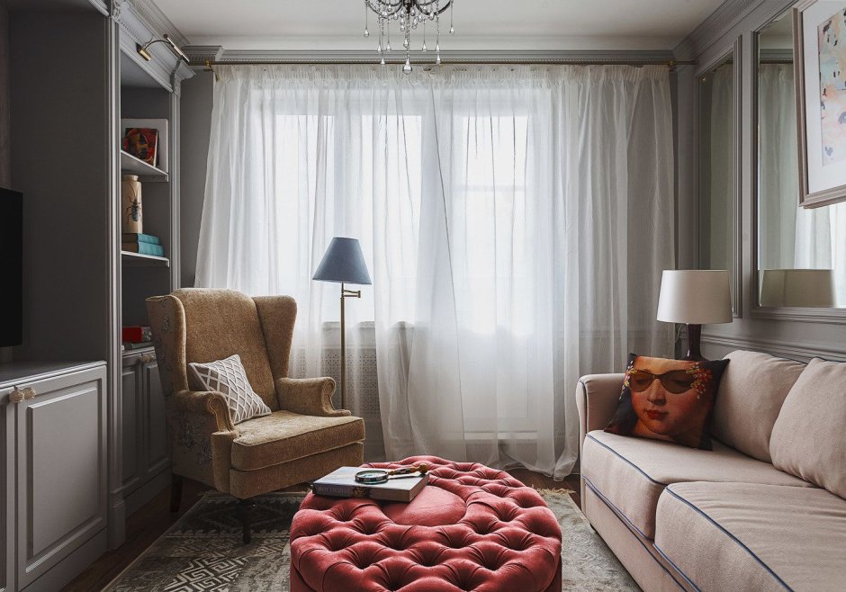 Парень и девушка в квартире