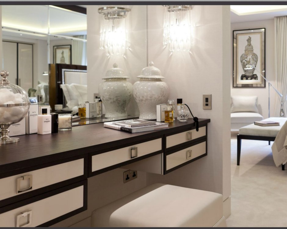 Интерьер зала в квартире с туалетным столиком