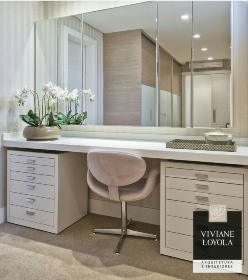 Туалетный столик с рабочей зоной