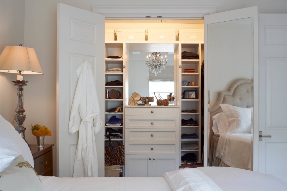 Маленькая гардеробная в спальне