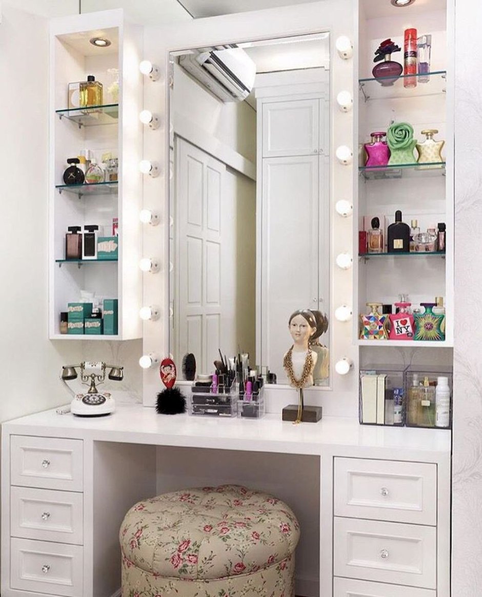 Гардеробная комната с туалетным столиком