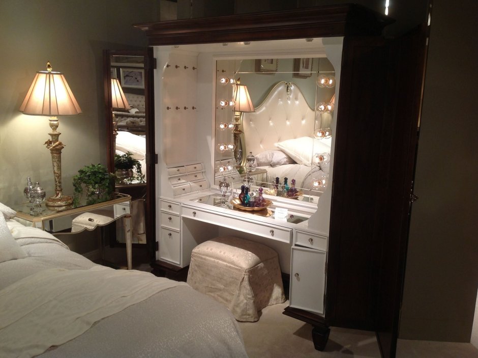 Спальня с туалетным столиком у кровати