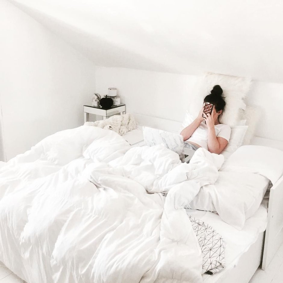 Белый ламинат на стене в спальне