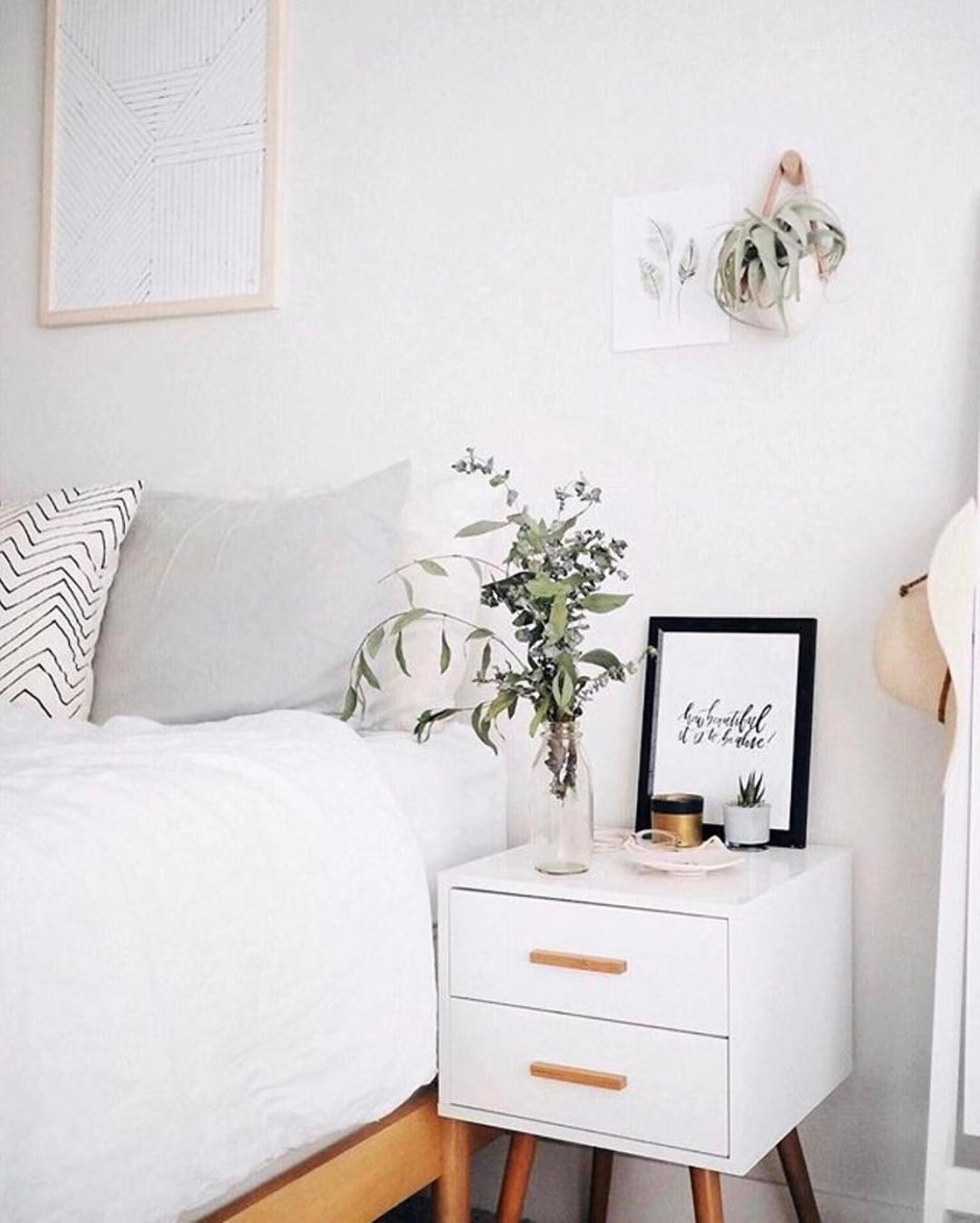 Комната в белых тонах