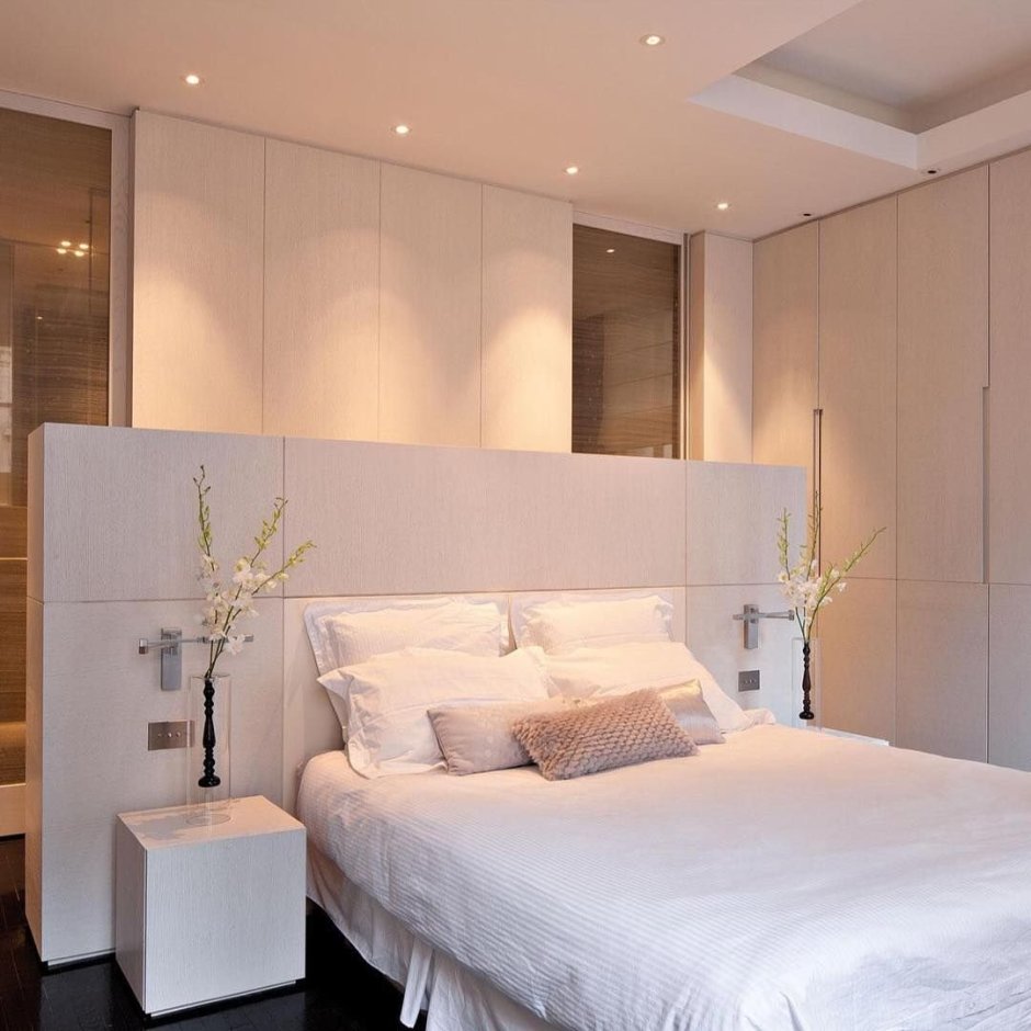 Гардеробная в спальне за изголовьем кровати